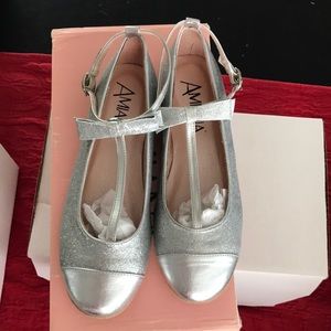 Amiana silver girls dress shoe New 5B t-strap